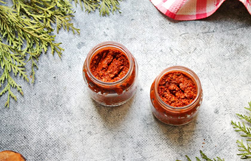 1. Этап. Аджика из сухого острого перца: Разложите массу в сухие, чистые банки, плотно закройте и уберите на хранение.