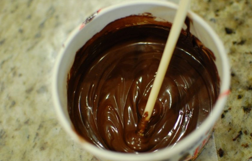 1. Этап. Пирог с ирисками и кокосом: 9. Растопите черный шоколад в микроволновой печи.