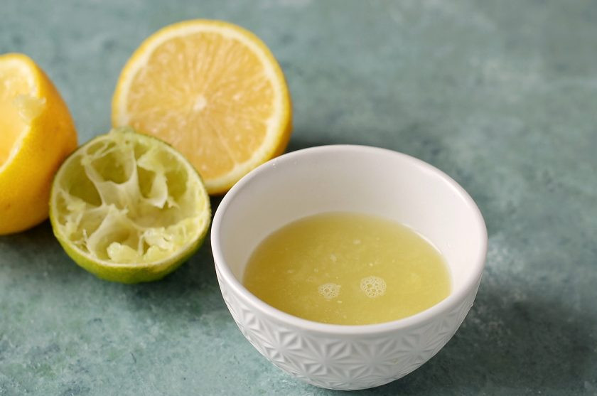 1. Этап. Ананасовый лимонад: Из лайма и лимона выжмите сок.