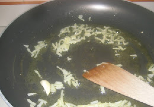 1. Этап. Лазанья из кабачков: На разогретой сковороде обжарьте лук и чеснок до прозрачности.