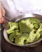 1. Этап. Суфле из брокколи и трёх видов сыра: Брокколи разобрать на соцветия, промыть и сложить в сито, соцветия присыпать солью. Поставить сито на кастрюлю с кипящей водой и готовить на паровой бане 10 мин. Готовой капусте дать немного остыть, затем измельчить в блендере.