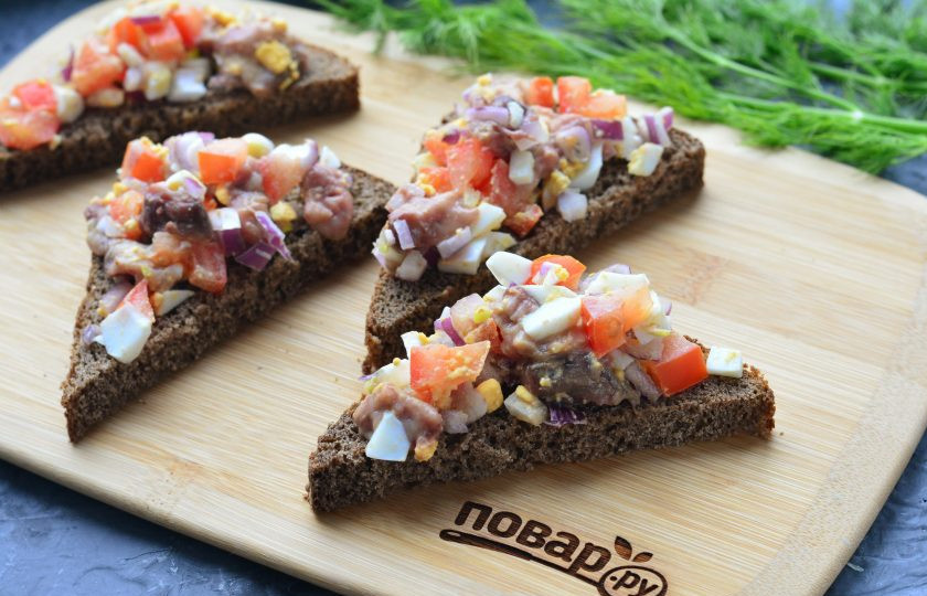 1. Этап. Бутерброды с молоками сельди: Выложите вкусную начинку на бутерброды.