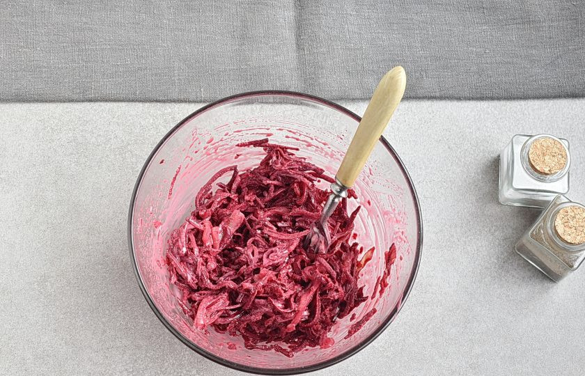 1. Этап. Салат со свежей свеклой: Достаньте салат и заправьте майонезом.