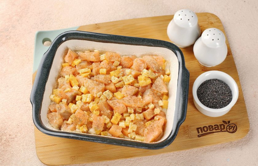 1. Этап. Заливной пирог с красной рыбой: Форму для выпечки смажьте маслом, дно и бока присыпьте мукой или манкой. Вылейте примерно половину порции теста, а сверху распределите равномерно всю начинку. Посыпьте начинку молотым перцем. Соль я не добавляю, так как и рыба, и сыр сами по себе уже достаточно содержат соли.