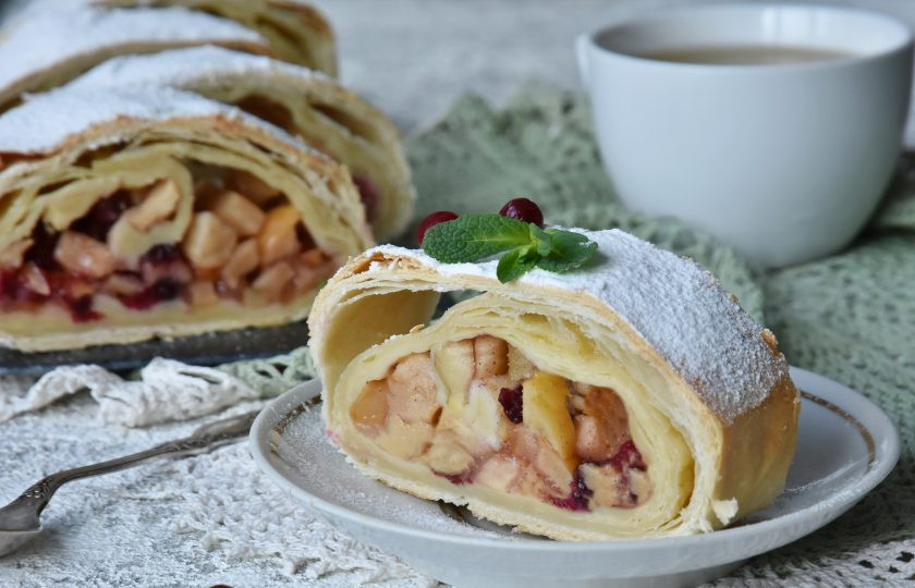 1. Этап. Штрудель с яблоками и брусникой: Штрудель с яблоками и брусникой из слоеного теста готов. Перед нарезкой дайте ему остыть. При подаче рулет посыпьте сахарной пудрой.