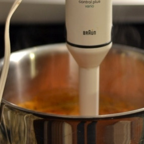 1. Этап. Томатный суп-пюре: Остается добавить в кастрюлю сливки, сахар и базилик, после чего при помощи блендера измельчаем содержимое кастрюли до консистенции супа-пюре.