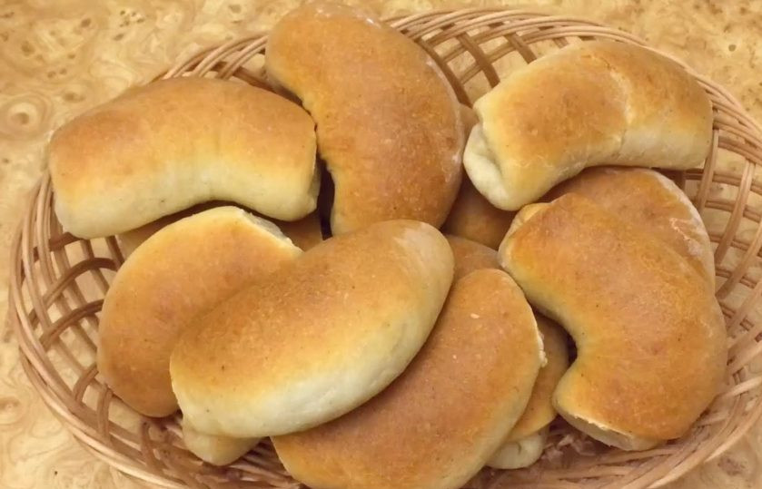 1. Этап. Сдобные рогалики с кунжутом: 6. Смажьте рогалики яйцом или черным чаем. Выпекайте в разогретой до 180 градусов духовке 35 минут. Остудите рогалики на противне. Приятного аппетита!