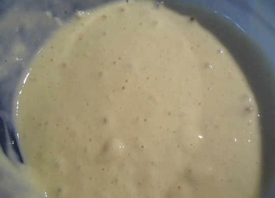 1. Этап. Воздушные оладьи: 1. С тестом все действительно очень просто: яйца, сахар, соль взбейте в глубокой мисочке. Добавьте кефир и муку, взбивайте пару минут, чтобы тесто было воздушным и без комочков. В конце добавьте соду, перемешайте ложкой несколько раз.