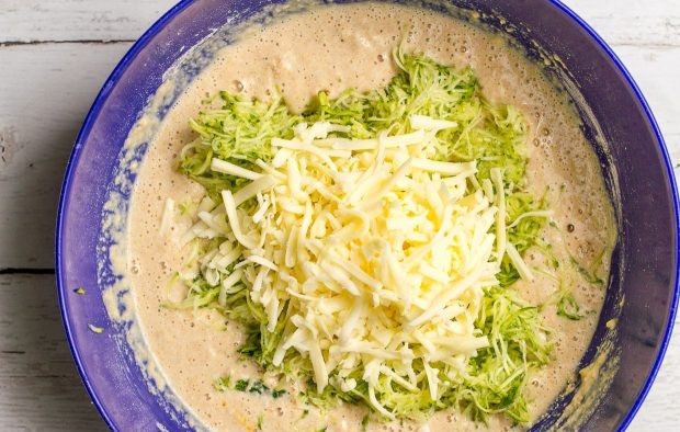 1. Этап. Кабачковые кексы с луком и беконом: 1. Смешаем сначала при помощи блендера или миксера муку и разрыхлитель. Затем добавим масло, взбитые яйца, горчицу и сок лимона. К этой смеси добавим перетертый в кашицу кабачок, туда же — тёртый сыр. Туда же — все специи по вкусу (включая лук).