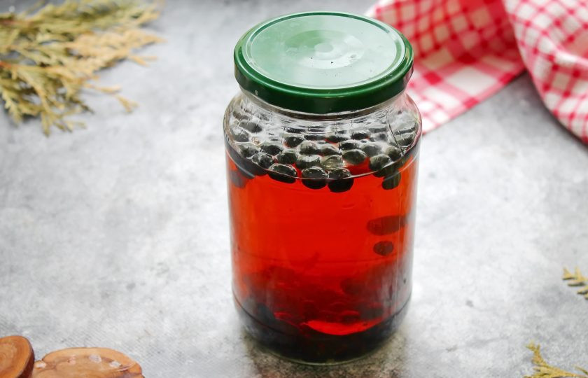 1. Этап. Настойка из кедровых орешков на водке: Уберите банку с настойкой в темное, сухое место на 14 дней. Затем процедите настойку через мелкое сито, перелейте в бутылку, закройте и уберите в темное место еще на семь дней. После этого охладите и подавайте.