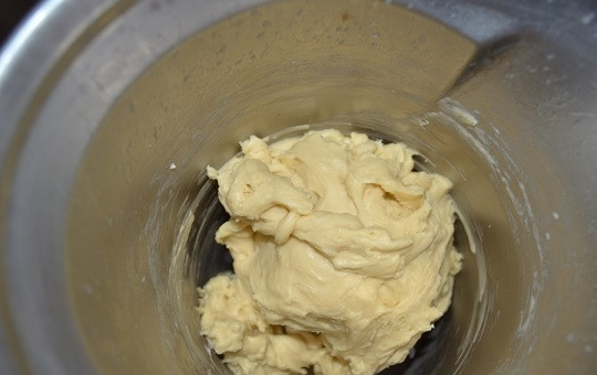 1. Этап. Чебуреки на водке: 4. Всыпайте небольшими порциями просеянную муку, замешивая тесто.