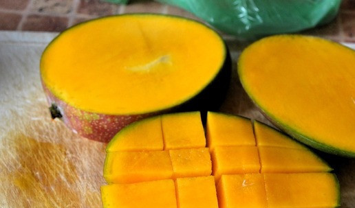 1. Этап. Клубнично-манговый смузи: Манго разрезать с двух сторон, обходя косточку. Сделать на каждой половинке надрезы ножом вдоль и поперёк. 