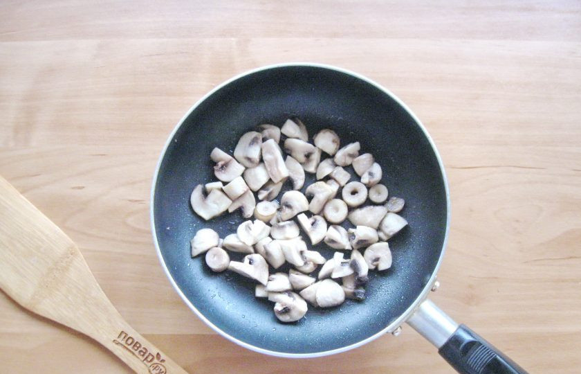 1. Этап. Салат Охотничий с грибами: Обжарьте в течение 7-8 минут, перемешивая.