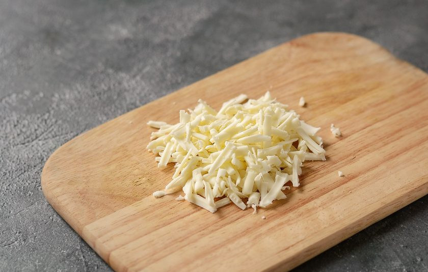 1. Этап. Овсяная каша с помидорами и сыром: Сыр натрите на крупной терке.