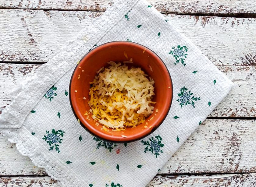 1. Этап. Редька с чесноком и морковью: В отдельной емкости смешайте цедру лимона и мелко натертый чеснок. Перед тем как будете снимать цедру, лимон хорошо вымойте горячей водой, чтобы снять восковое покрытие.