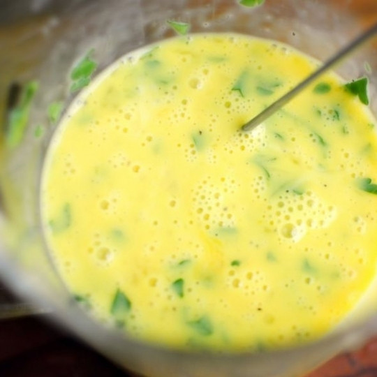 1. Этап. Суфле с картофелем и колбасками: Хорошенько взбиваем до такого состояния, когда масса начнет пениться.