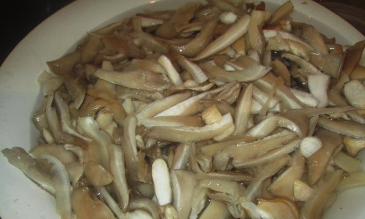 1. Этап. Грибной соус из вешенок: Переберите грибы, промойте их проточной водой. Высушите и нарежьте грибы некрупными полосками. Насыпьте на грибы немного соли.