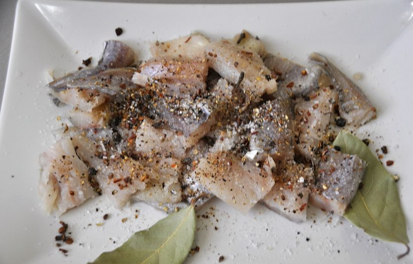 1. Этап. Путассу под маринадом: Посыпьте рыбу специями.