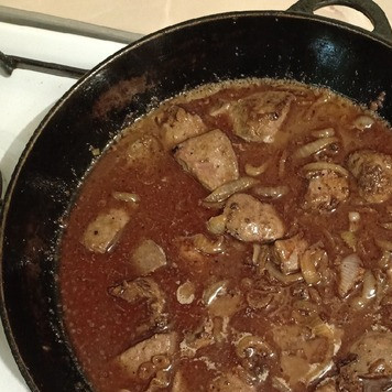 1. Этап. Печень говяжья с луком: Влить воду и тушить еще 8 минут.