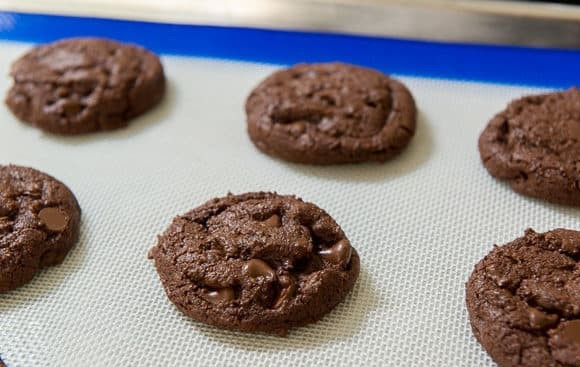 1. Этап. Печенье Шоколадные половинки: Из теста сформируйте печеньки одинакового размера. Выложите на противень. Отправьте изделия в духовку на 13-15 минут при 160 градусах.