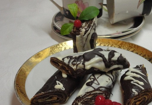 1. Этап. Ванильные блины с шоколадной начинкой: Оставшимся шоколадом полить рулетики сверху и нарезать порционными кусочками.