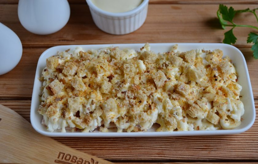 1. Этап. Салат с грибами и сыром Искушение: Сверху украсьте салат сухариками и солеными жареными орешками. Дайте настояться салату минут 10-15 — и можно подавать к столу. Приятного!