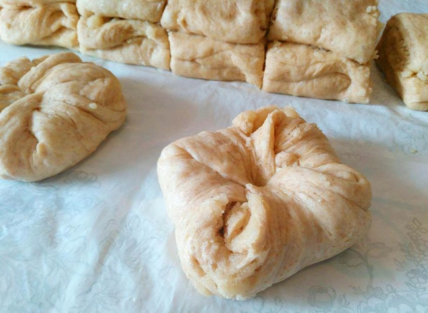 1. Этап. Сдобные булочки, прослоенные штрейзельной крошкой: Получившиеся квадраты слегка придавите ладонью и скрепите в центре поочерёдно противоположные их углы.