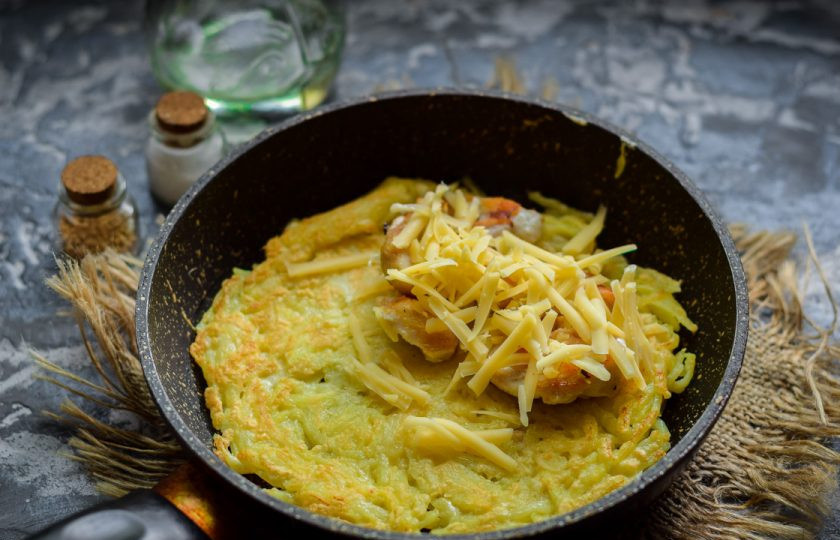 1. Этап. Курочка в ажуре: Курицу поджарьте, выложите на картофель, посыпьте сырной стружкой.