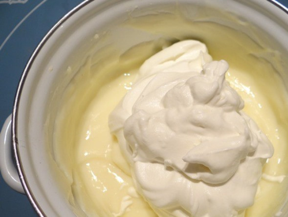 1. Этап. Крем из пудинга для торта: И вмешайте их в пудинговый крем.