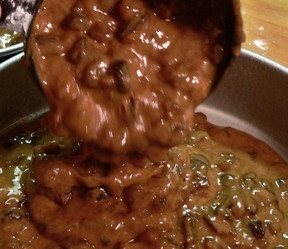 1. Этап. Канадский ореховый торт: Разделите тесто на 2 части и перелейте в формы для запекания. Я выпекаю коржи в 2 формах, так получается быстрее.