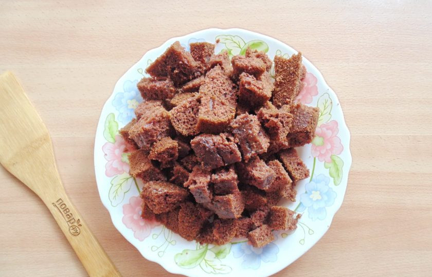 1. Этап. Торт Графские развалины с ананасами: Остальной корж нарежьте небольшими кубиками.