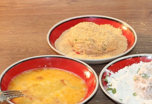 1. Этап. Сочные, нежные котлеты с добавлением картофеля: 12. Макаем заготовки котлет вначале в муку, затем в взбитое яйцо и далее в панировочные сухари.