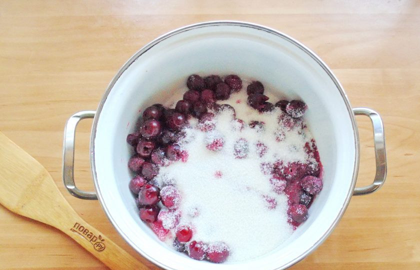 1. Этап. Королевское варенье из вишни без косточек: Выложите вишню в кастрюлю или таз и засыпьте сахаром слоями.