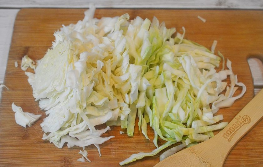 1. Этап. Маринованная капуста Чудо: 1. Капусту нашинкуйте, посолите.