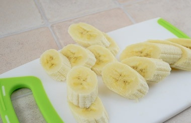 1. Этап. Жареные бананы с мороженым: Очистите бананы, нарежьте их слегка наискосок ломтиками. Толщина - примерно 1 см.