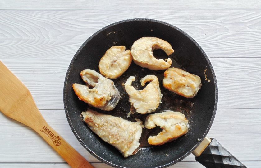 1. Этап. Минтай жареный в муке на сковороде: Обжаривайте минтай со всех сторон до золотистой корочки.