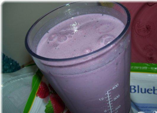 1. Этап. Витаминный напиток Черничное блаженство: 3. Все компоненты сложите в блендер – сначала жидкие, потом твердые и в самом верху лед. Тщательно смешивайте до получения однородной пенной массы.