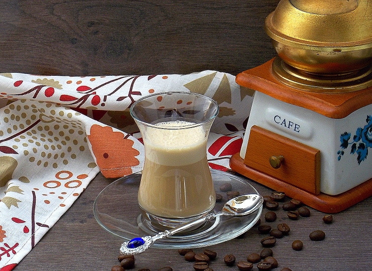 1. Этап. Десерт Кофе с халвой: Добавьте сироп, кофе, снова взбейте, разлейте и подавайте.