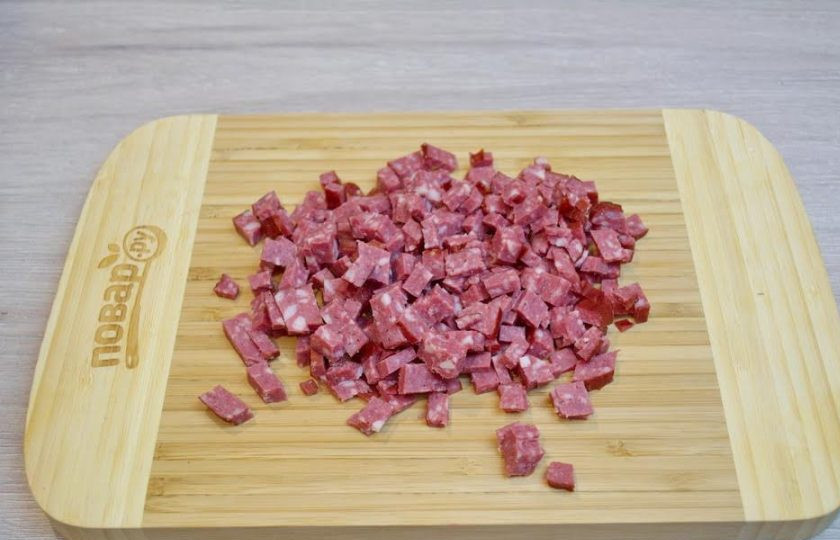 1. Этап. Солянка сборная мясная: 2. Колбасные изделия нарезаем равными, аккуратными, мелкими кубиками. Для приготовления солянки я использую два вида варено-копченой колбасы.