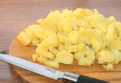 1. Этап. Блинные конвертики с индейкой и картофелем: 5. И нарезаем: вареный картофель...