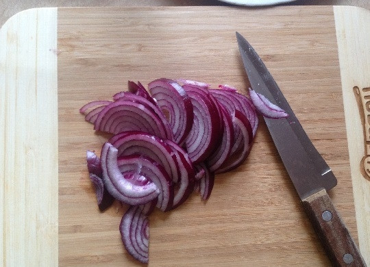 1. Этап. Салат из рукколы, лука и фиников: 2. Лук для салата можно брать любой. Очистим и нарежем его тонкими полукольцами.