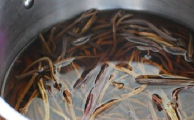 1. Этап. Суп Почти по-корейски: 2. Госари встречается в корейских блюдах довольно часто. Выложите его в кастрюлю с водой, отварите минут 30-35 до мягкости, а после остудите в этой же воде.