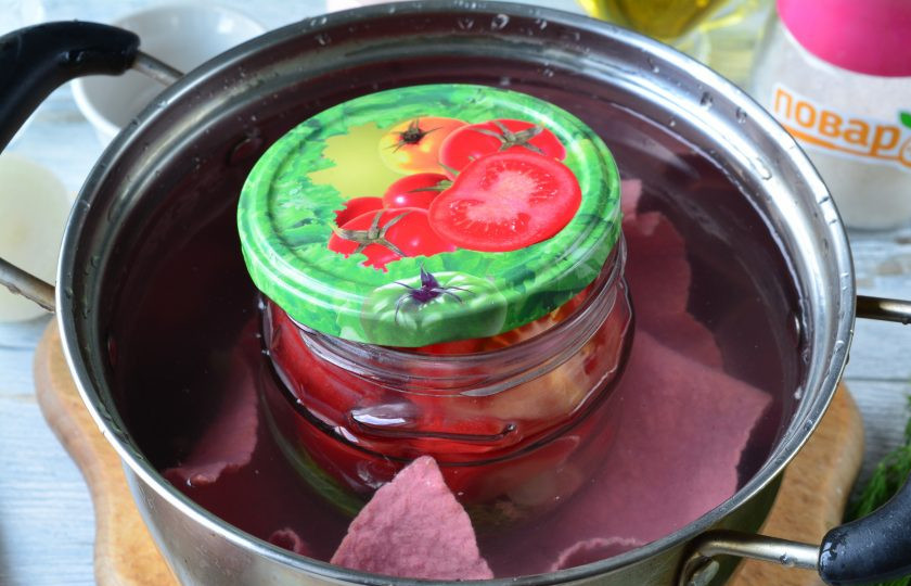 1. Этап. Сладкие маринованные помидоры дольками: Влейте в банку уксус и залейте помидоры кипятком. Поставьте банки стерилизоваться на 5 минут в кастрюлю с водой.