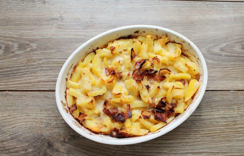 1. Этап. Картофель с беконом в сметанной заливке: Накройте форму с картофелем и беконом фольгой для выпечки, поставьте в горячую духовку и запекайте в течение 30-35 минут при температуре 180 градусов.