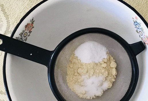 1. Этап. Миндальные вафли со стевией: Все сухие ингредиенты просеять через сито