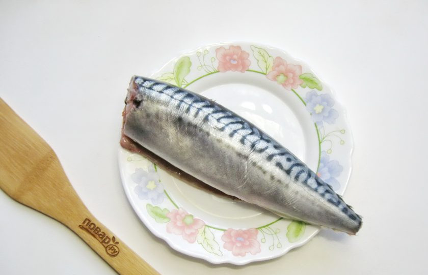 1. Этап. Скумбрия с апельсинами запеченная: Скумбрию выпотрошите, удалите голову, плавники и черную пленку внутри. Тщательно помойте.