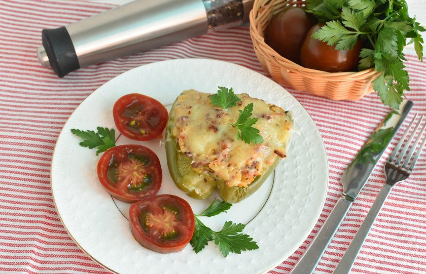 1. Этап. Фаршированные сладкие перцы с итальянской пастой орзо: Подавайте горячими, со свежей зеленью и спелыми помидорами.