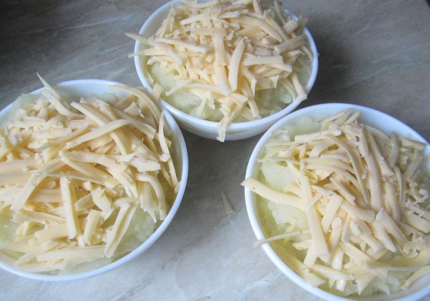 1. Этап. Картофельное пюре с сыром: 7. Сыр беру любой и измельчаю его на крупной терке, затем посыпаю сверху картофеля.