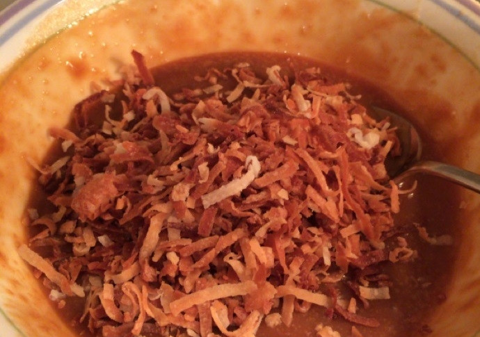 1. Этап. Песочное печенье с кокосом, карамелью и шоколадом: 14. Смешайте карамель, сливки и щепотку соли, отправьте тарелку в микроволновую печь. Когда масса стала однородной, добавьте кокосовую стружку и перемешайте.