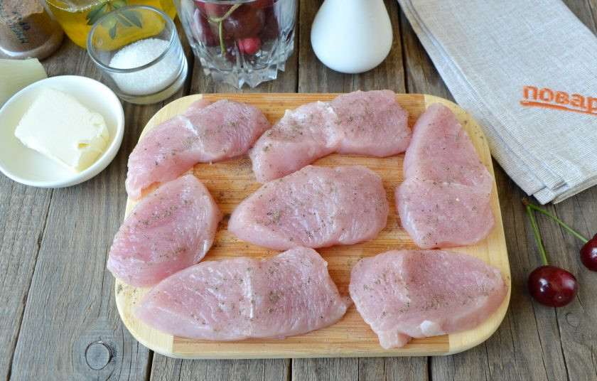 1. Этап. Филе индейки под вишневым соусом: Я буду готовить параллельно филе и соус на двух разных сковородках. Итак, филе индейки порежьте кусочками поперек волокон, толщина примерно 1,5 см. Посолите, поперчите. Разогрейте оливковое масло и обжарьте филе с двух сторон до золотистой корочки. Огонь должен быть средний, чтобы филе не сохло, а быстро обжарилось снаружи и осталось сочным внутри.